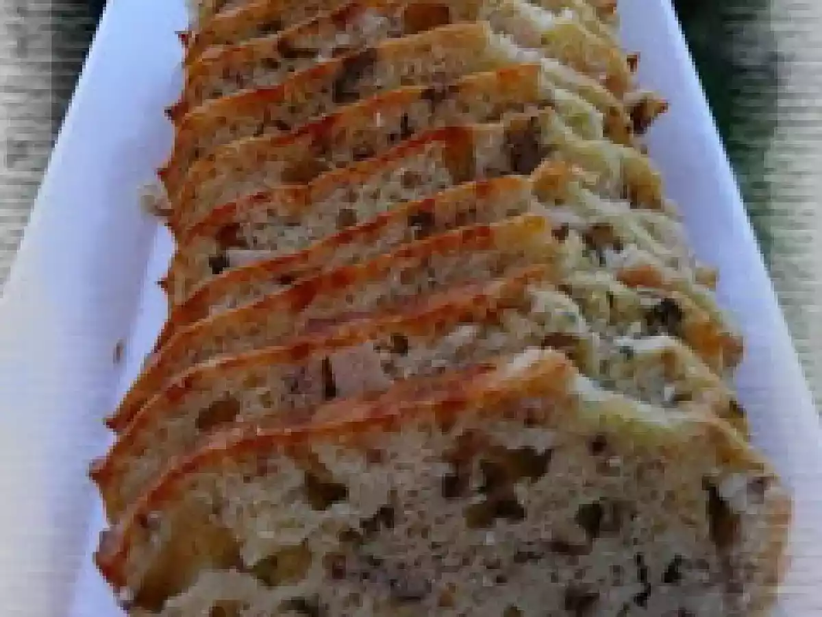 Cake au roquefort, dés de jambon & noix