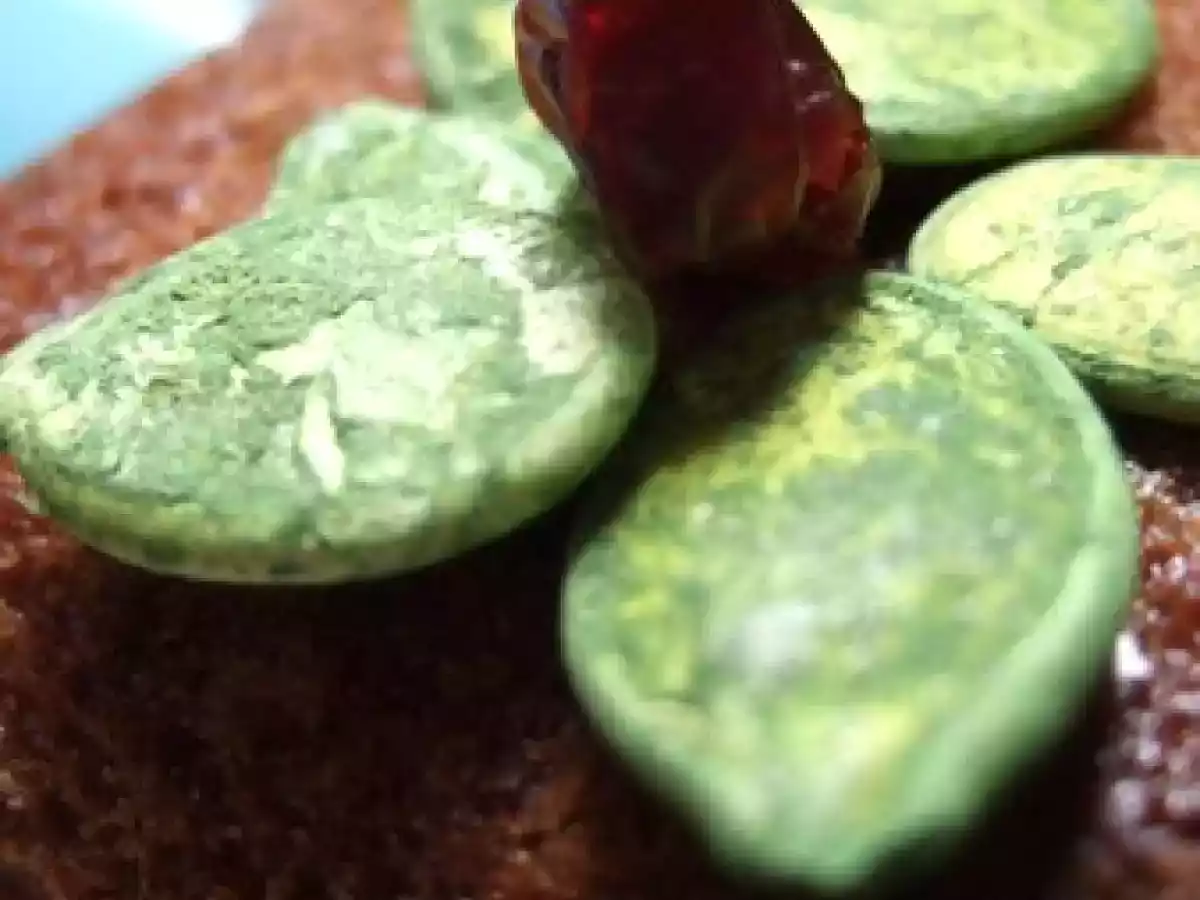 Cake au thé vert matcha, chocolat blanc et cerises séchées