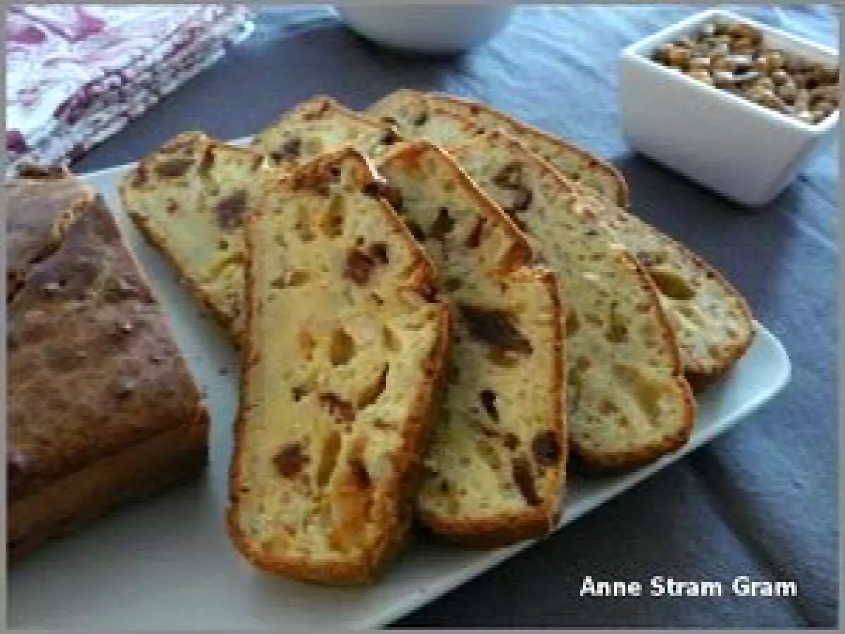 Cake au thon, tomates séchées et pignons de pin