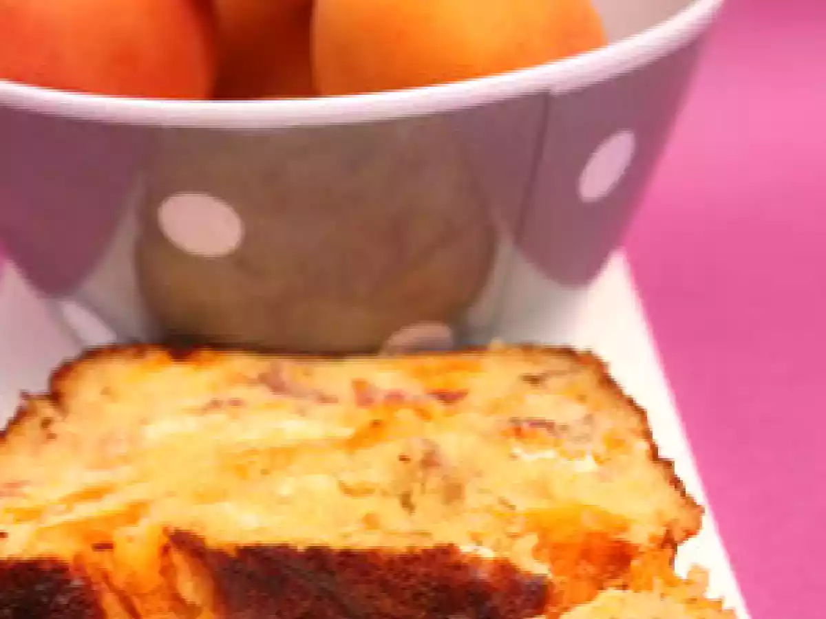 Cake aux abricots, chèvre, jambon cru et noisette