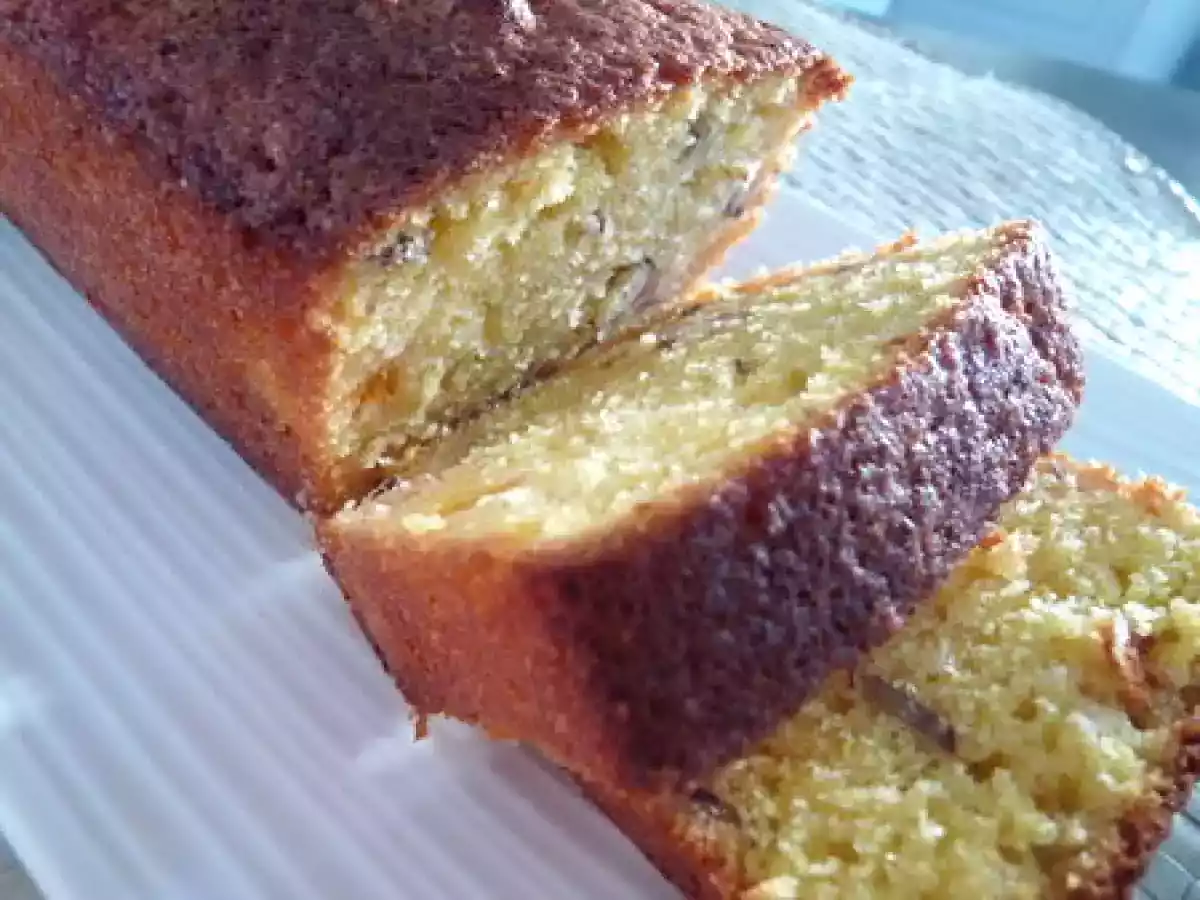 Cake aux abricots-noisettes et chocolat blanc