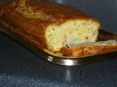 Cake aux asperges vertes, gorgonzola et lardons