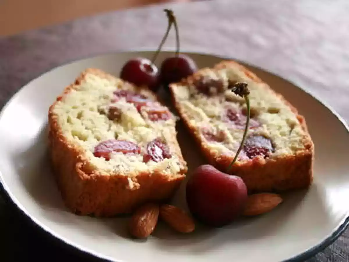 Cake aux cerises bigarreaux et aux amandes