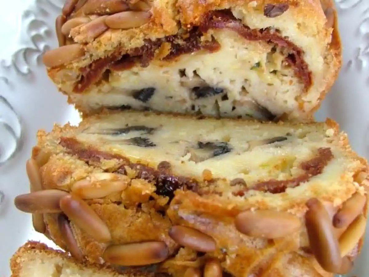 Cake aux champignons, tomates séchées, pignons & courgettes