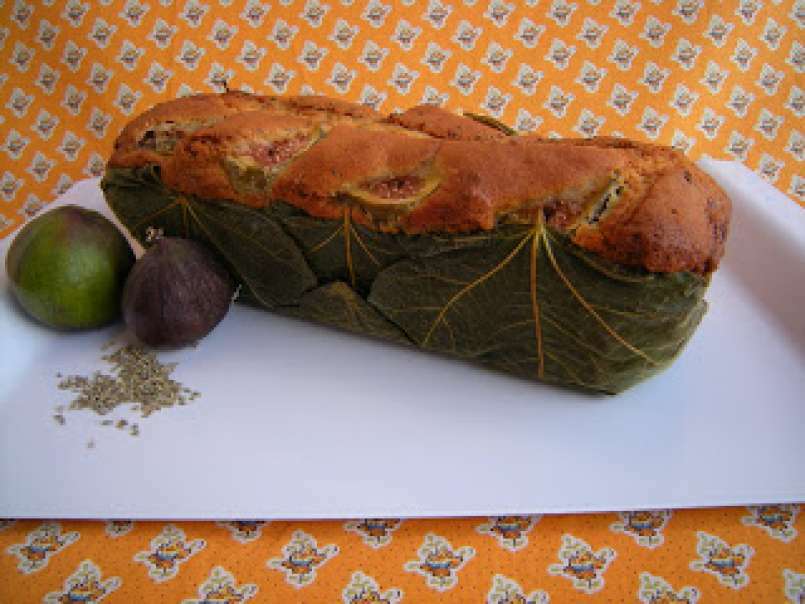 Cake aux figues et à l'anis, cuit dans des feuilles de figuier, photo 2
