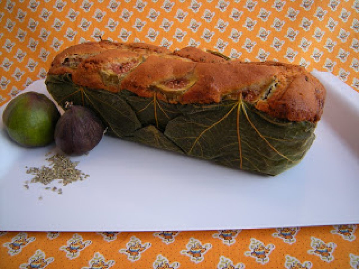 cake-aux-figues-et-l-anis-cuit-dans-des-feuilles-de-figuier