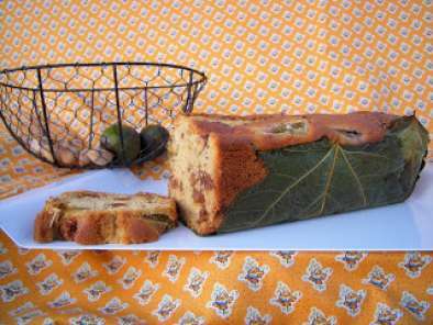 Cake aux figues et à l'anis, cuit dans des feuilles de figuier