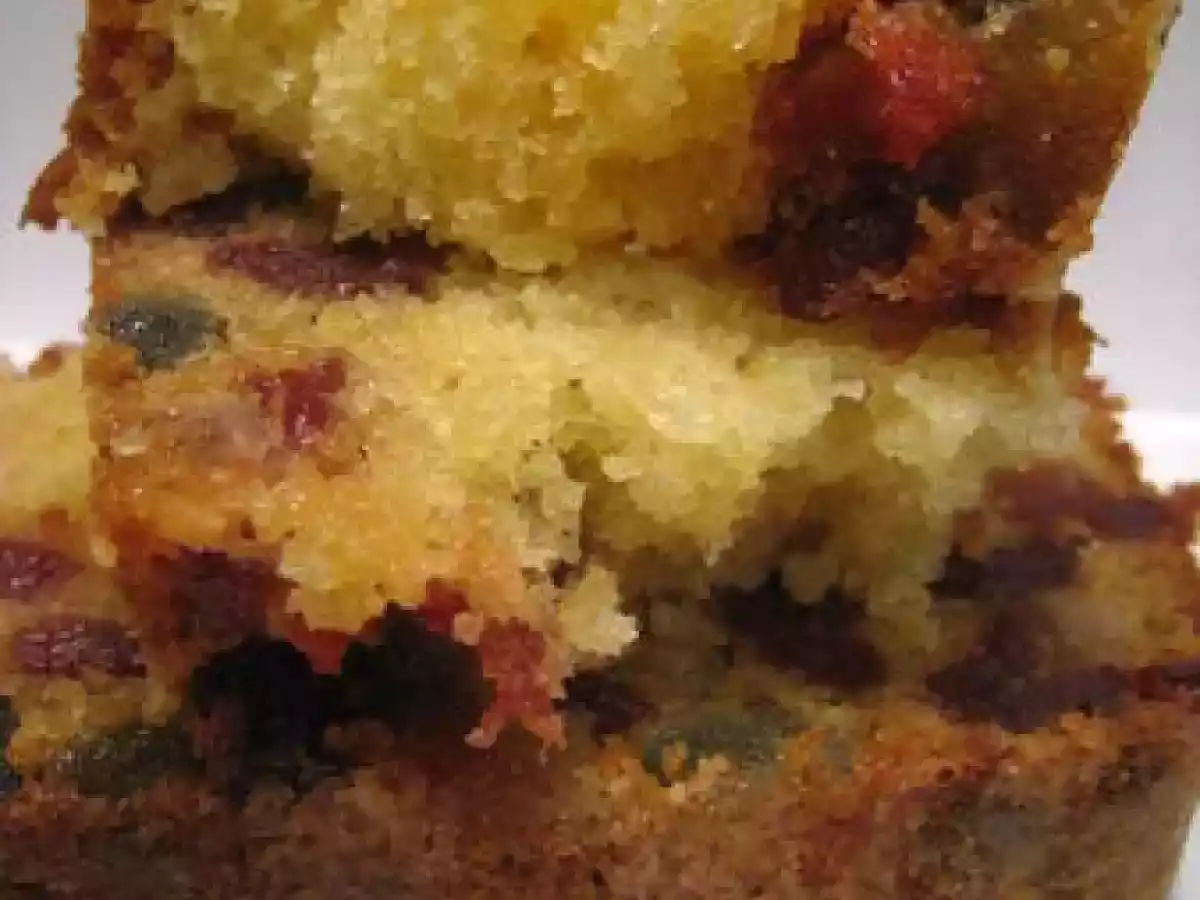 Cake aux fruits confits et cerises séchées