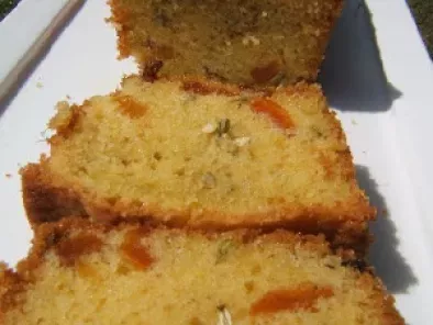 Cake aux graines d''angélique et abricots secs