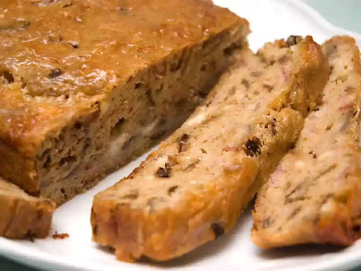 Cake aux oignons caramélisés, au cheddar et à la bière