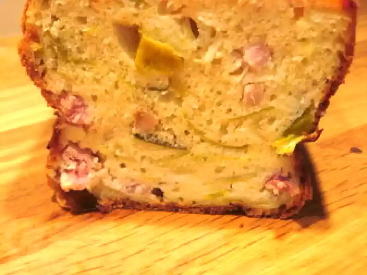 Cake aux poireaux, fromage et lardons