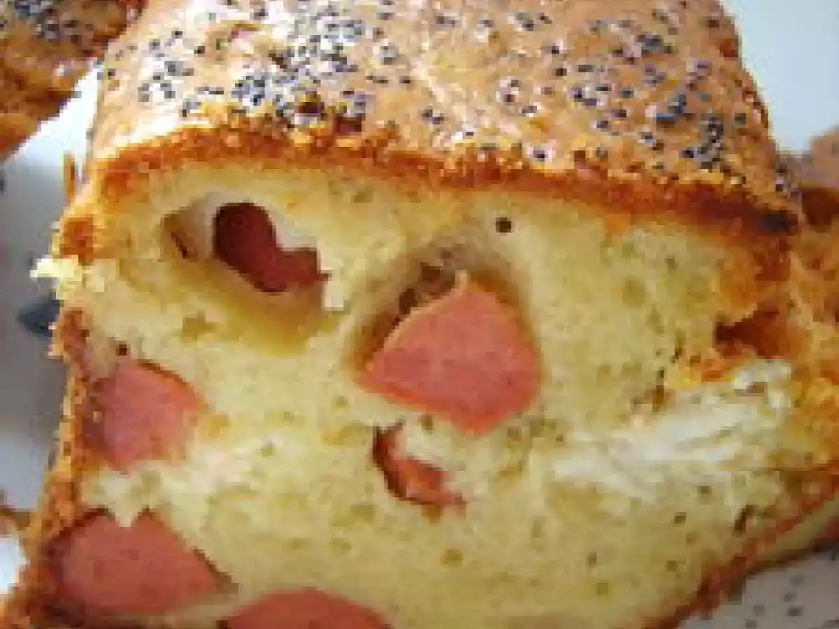 CAKE AUX SAUCISSES ET À LA FETA