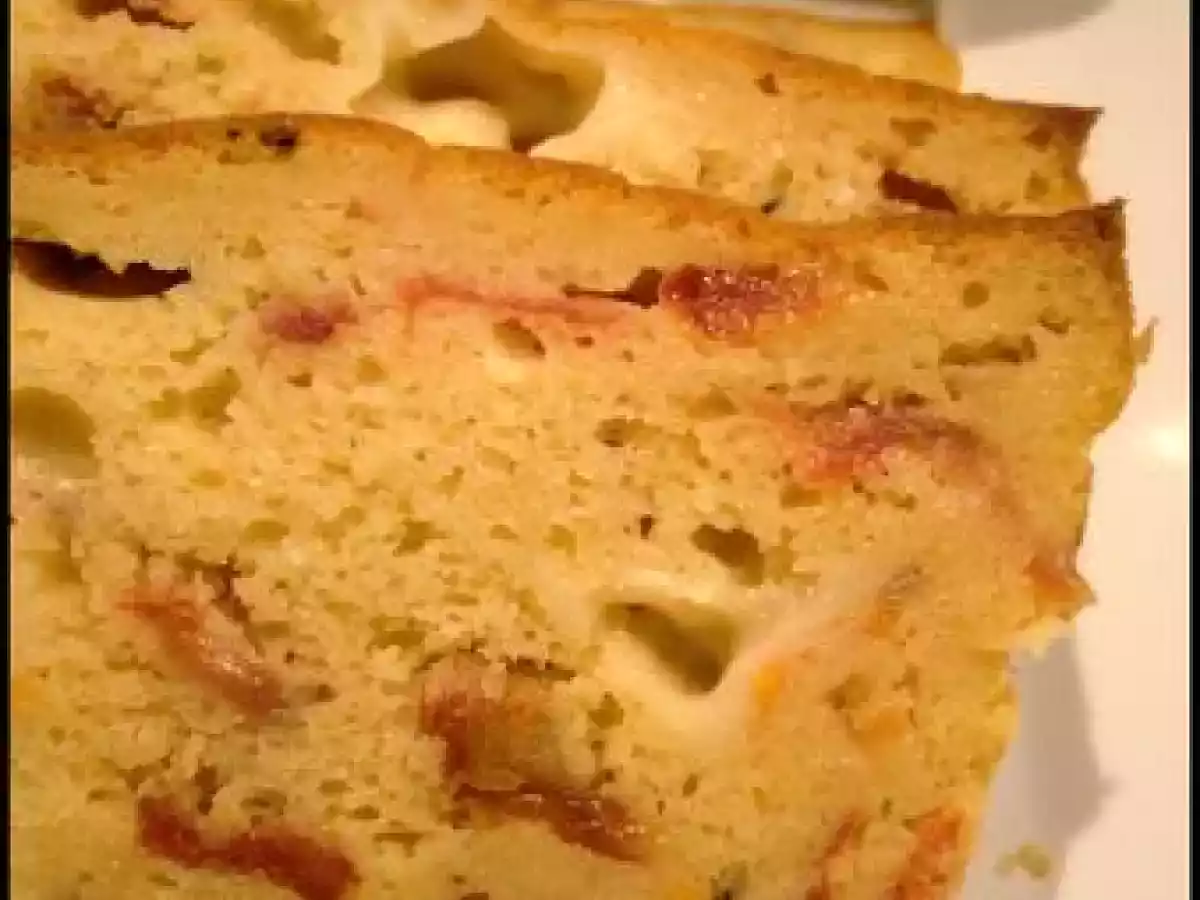 Cake aux tomates séchées, à la mozzarella et à la ricotta