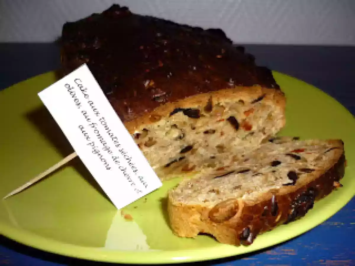 Cake aux tomates séchées, aux olives, au fromage de chèvre et aux pignons