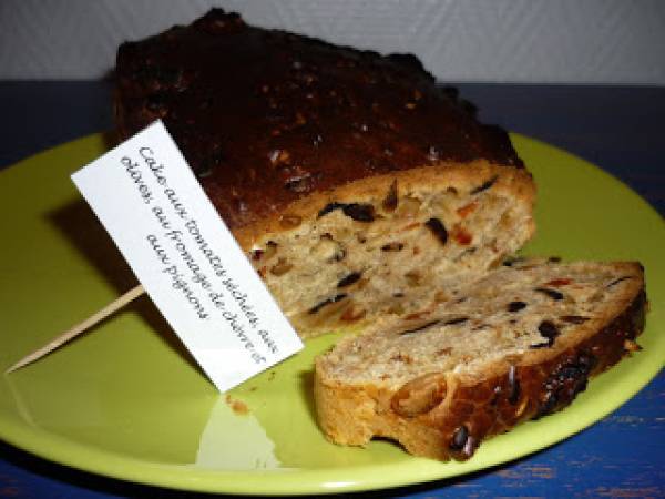 Cake aux tomates séchées, aux olives, au fromage de chèvre et aux pignons