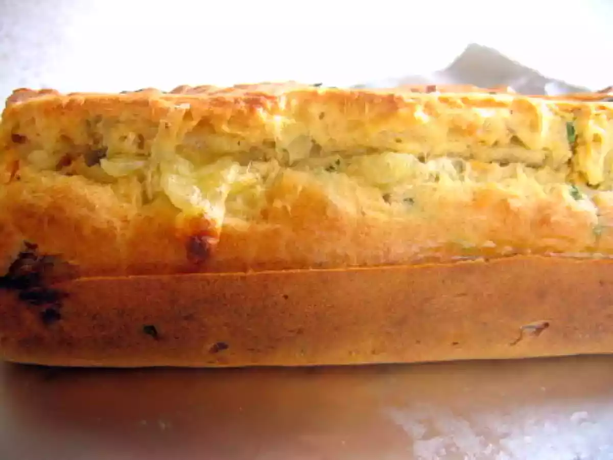 Cake aux tomates séchées, mozzarella et basilic