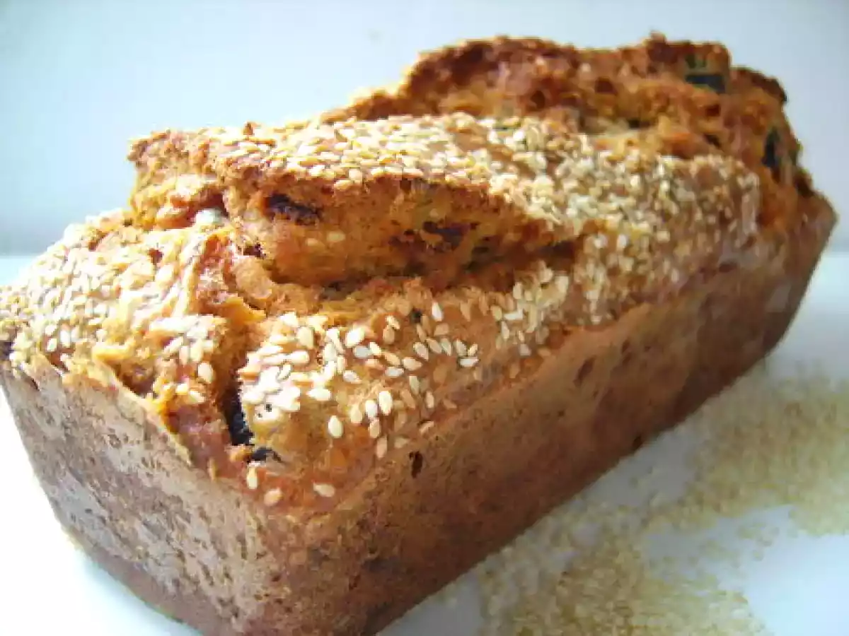 CAKE DE TOMATES SÉCHÉES, OLIVES NOIRES, BLEU DE GEX ET GRAINES DE SÉSAME