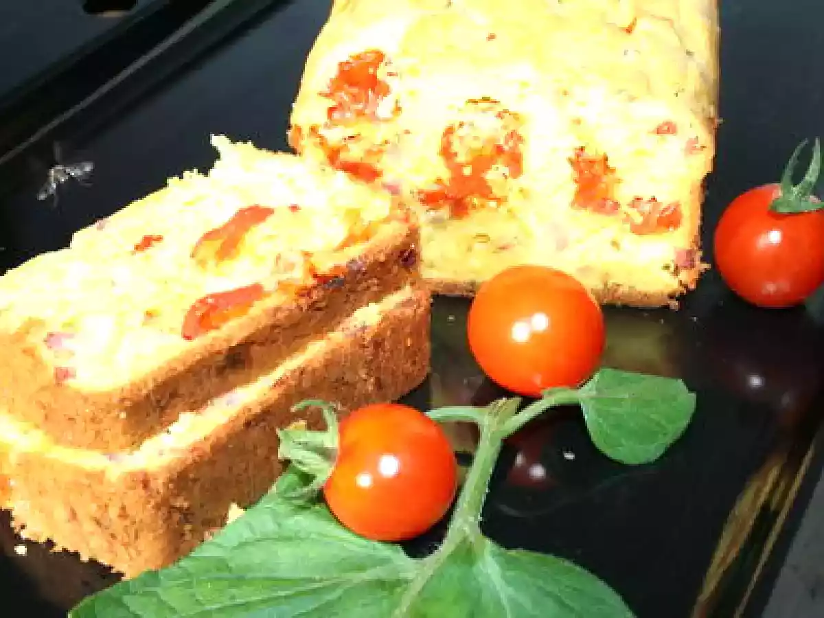 Cake épicé aux tomates séchées (maison) et lardons