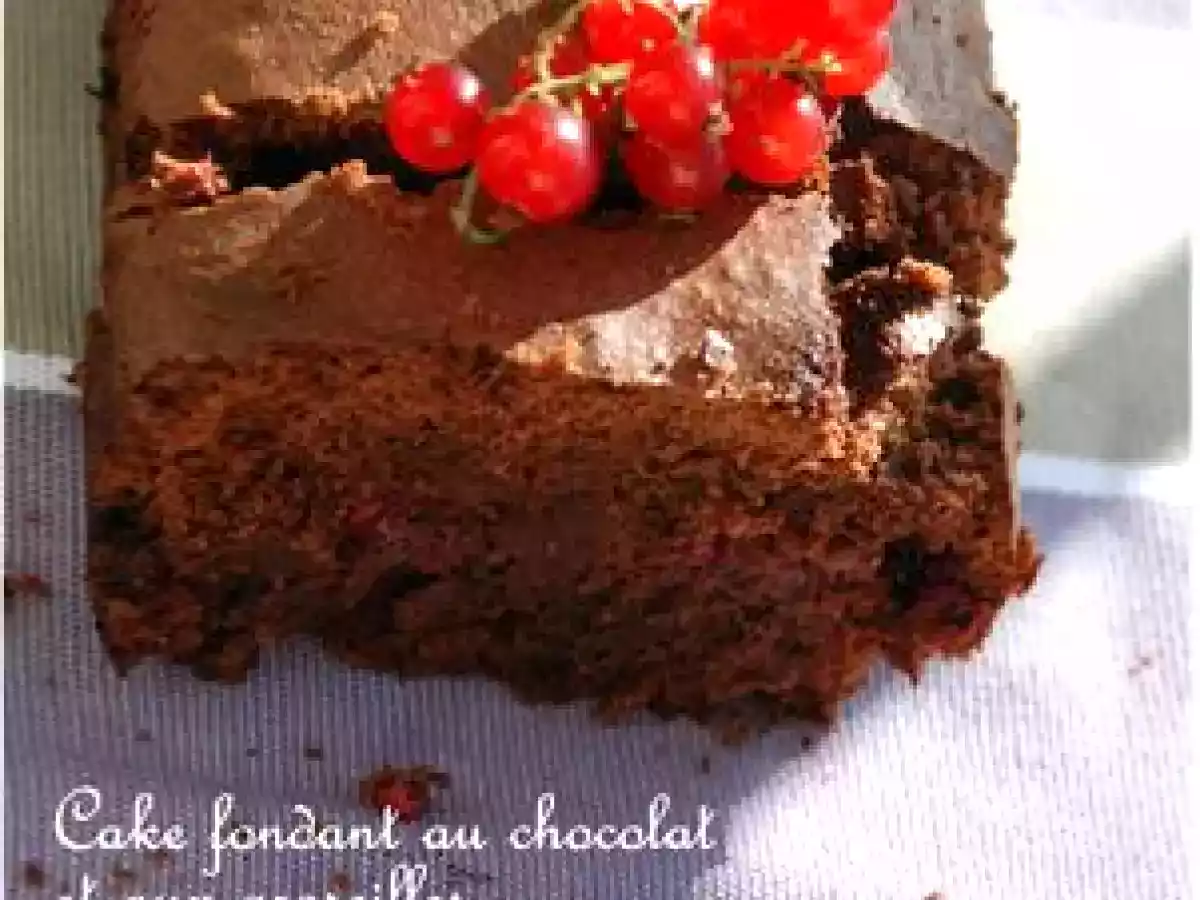 Cake fondant au chocolat et aux groseilles