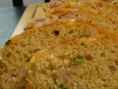 Cake jambon et cantal au paprika et pignons de pin