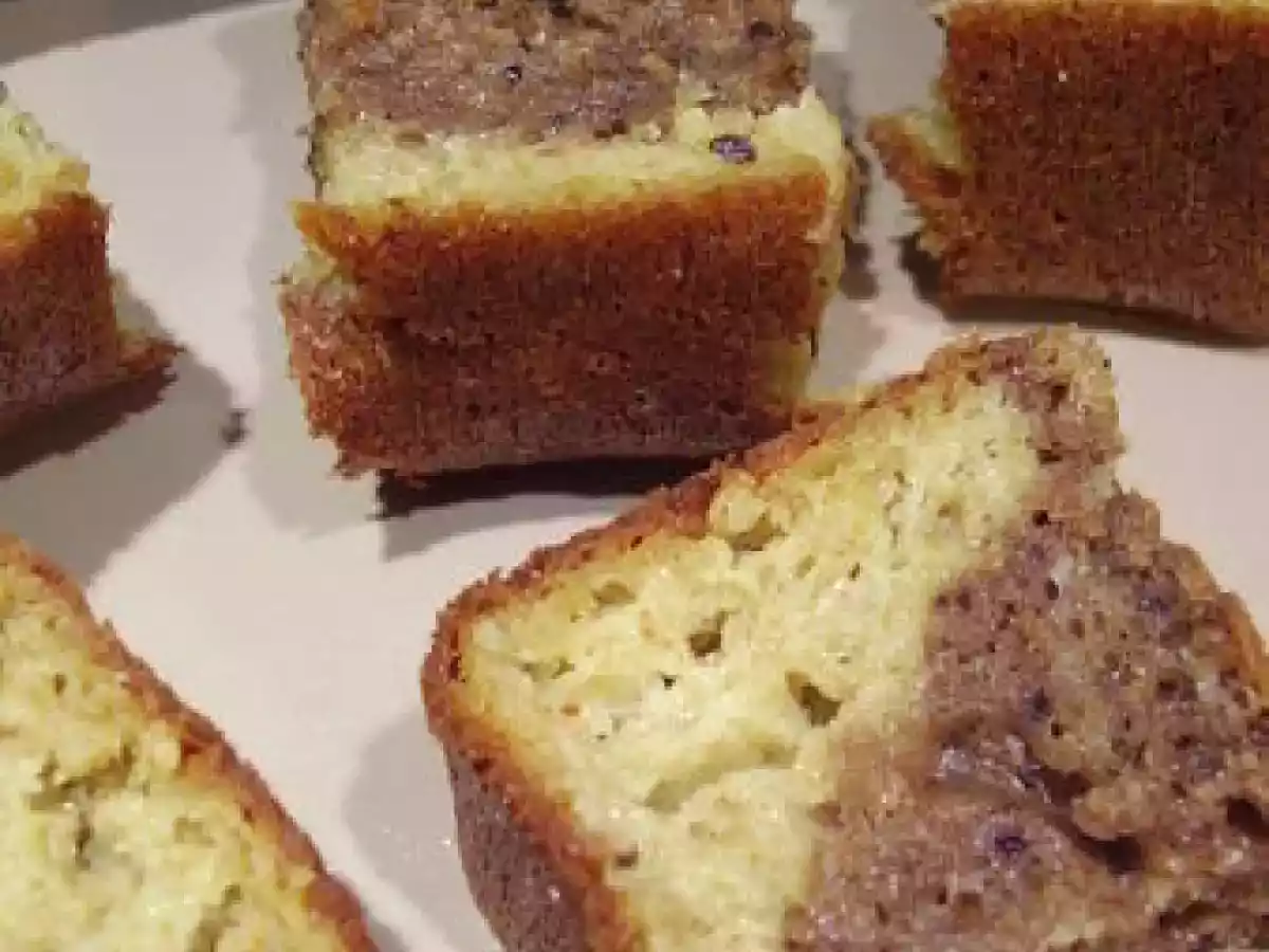 Cake marbré aux deux tapenades et piment d'Espelette.