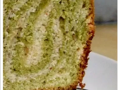 Cake marbré joli au thé vert matcha et noisette.