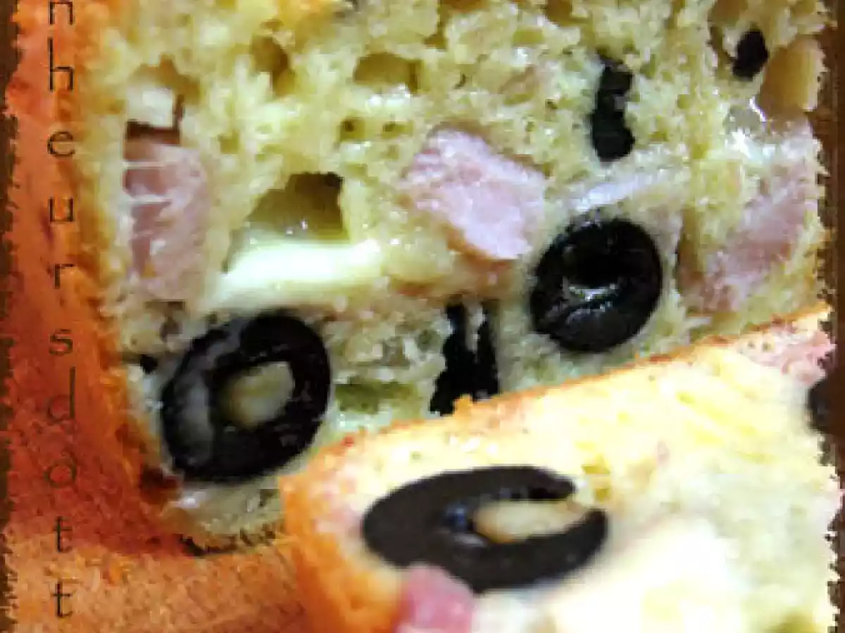 Cake moelleux aux olives, jambon, raclette