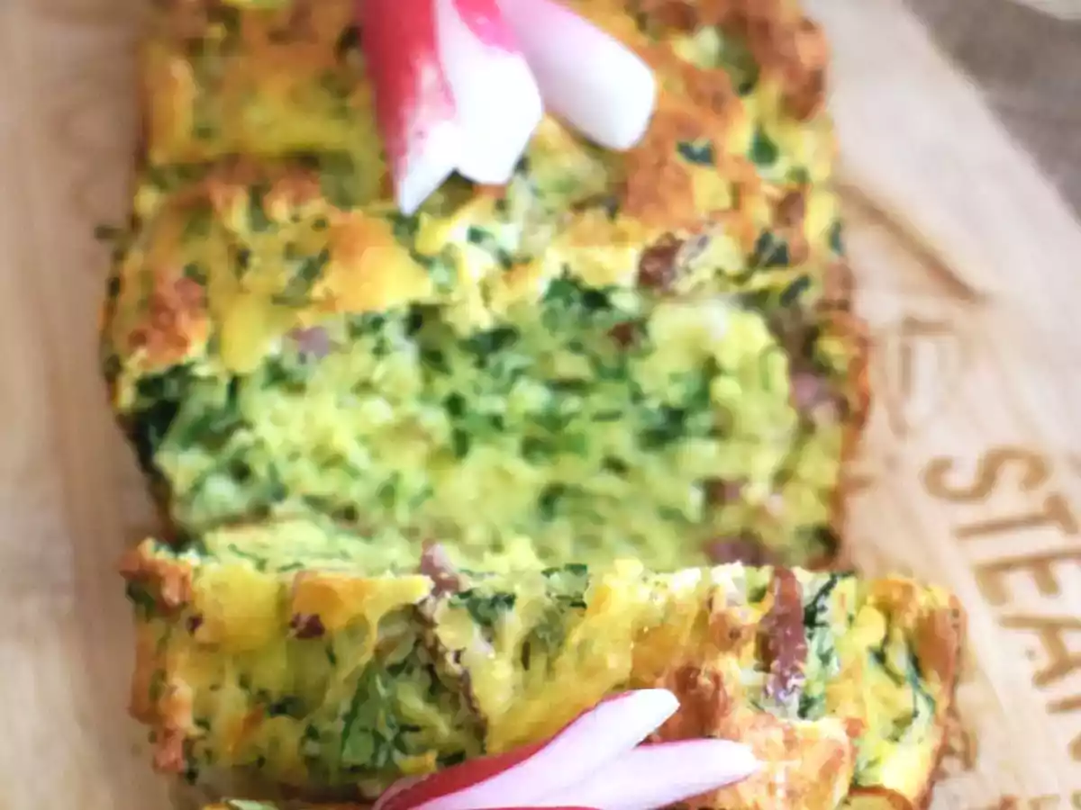 Cake ricotta fanes de radis et lardons