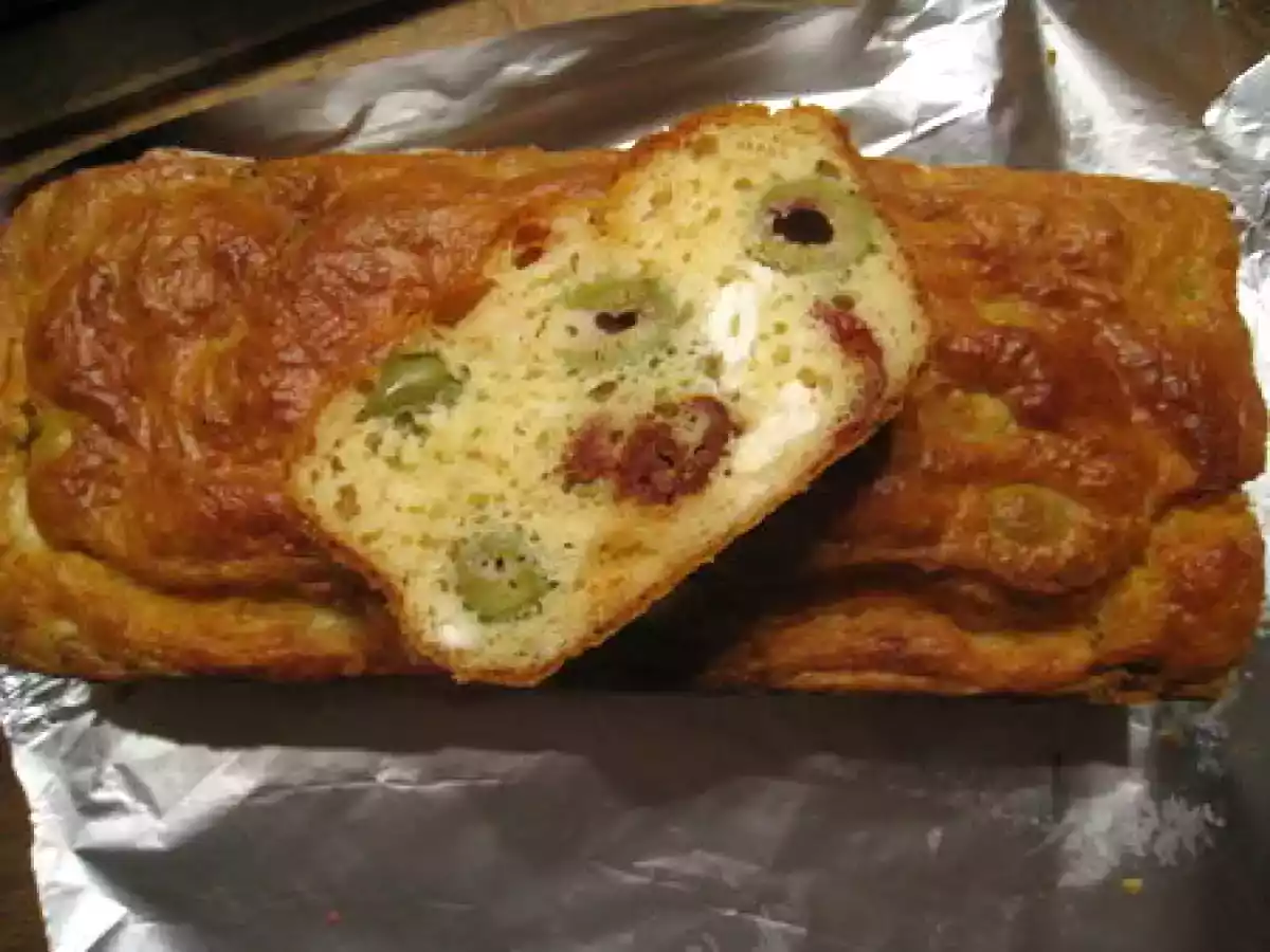 Cake ricotta, olives, feta et tomates séchées