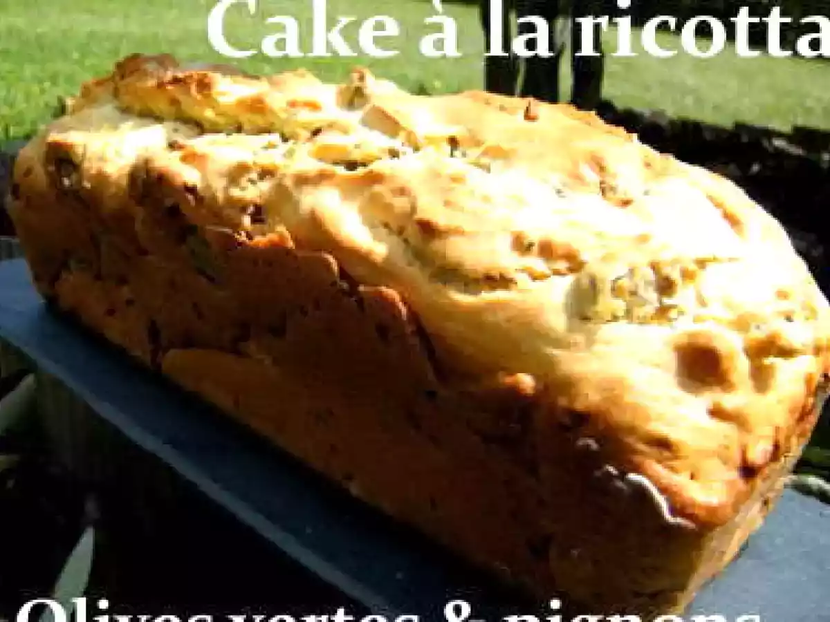 Cake ricotta, olives vertes et pignons