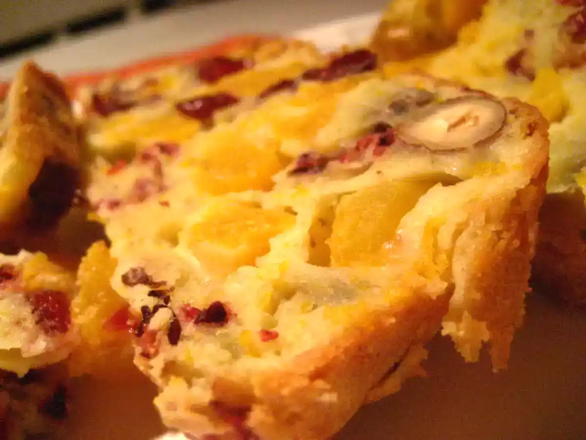 Cake salé à la citrouille, aux fleurs d'hibiscus, noisettes et canneberges séchées