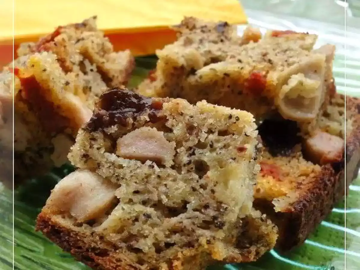 Cake sucré-salé sans gluten, aux pruneaux et à la saucisse