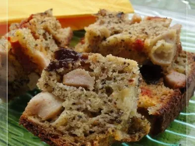 Cake sucré-salé sans gluten, aux pruneaux et à la saucisse