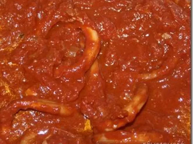 Calamar & agrave; la sauce tomate