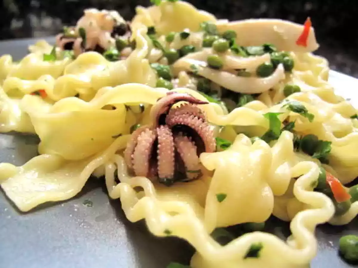 Calamars aux petits pois et lasagnettes frisées (mafalde)
