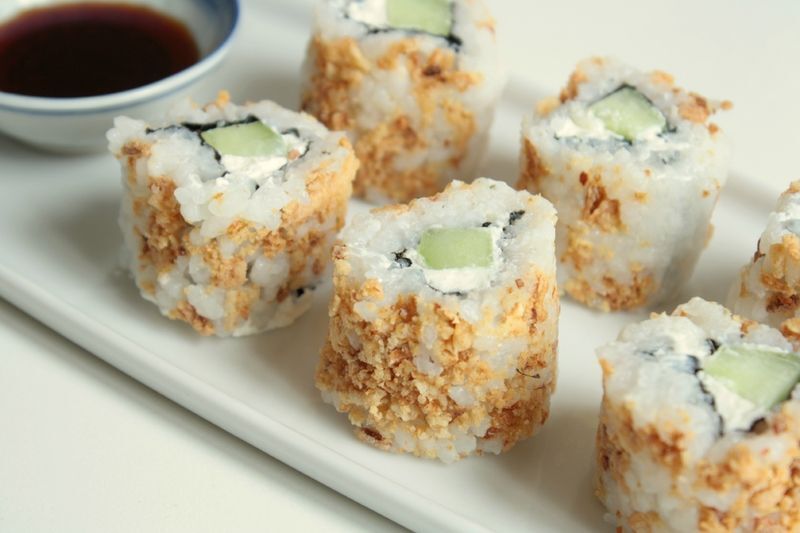 Maki Sushi Avec Et Oignon De Printemps à L'intérieur Rouleau