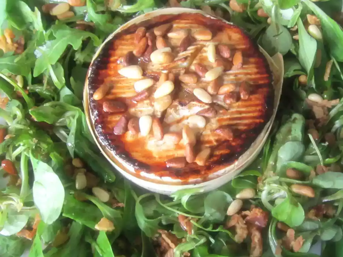 Camembert au four et sa petite salade.