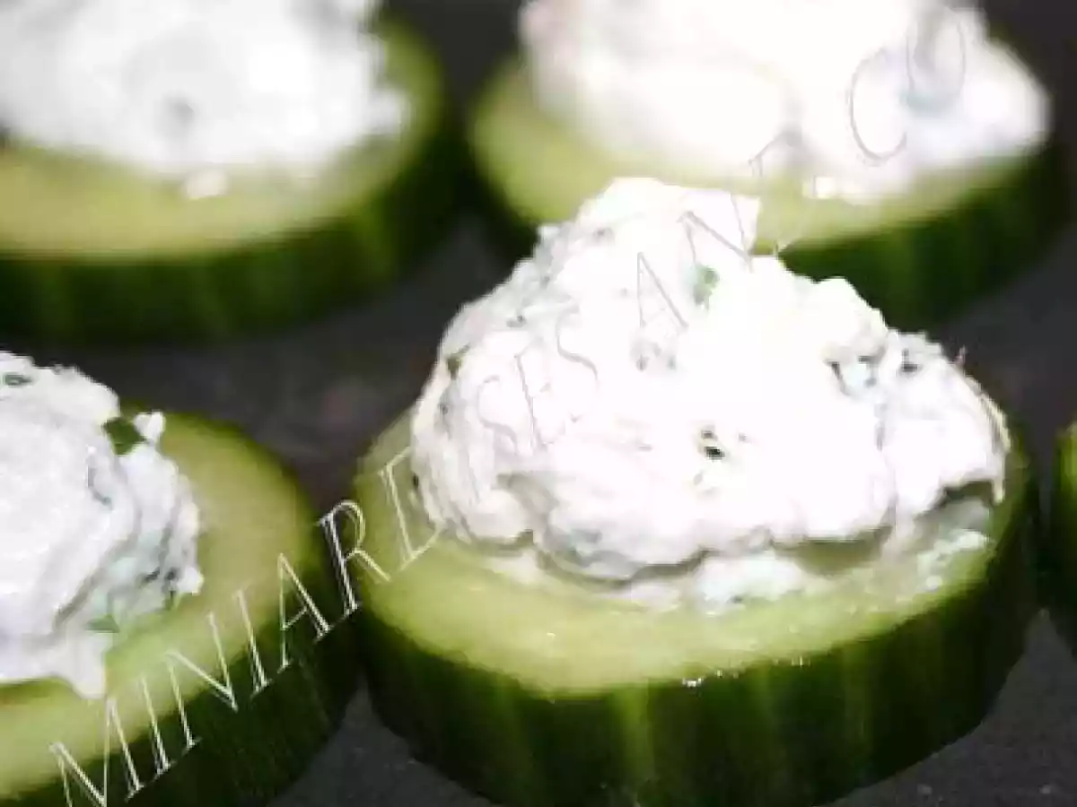 CANAPE DE CONCOMBRE ET MOUSSE DE CHEVRE AUX HERBES