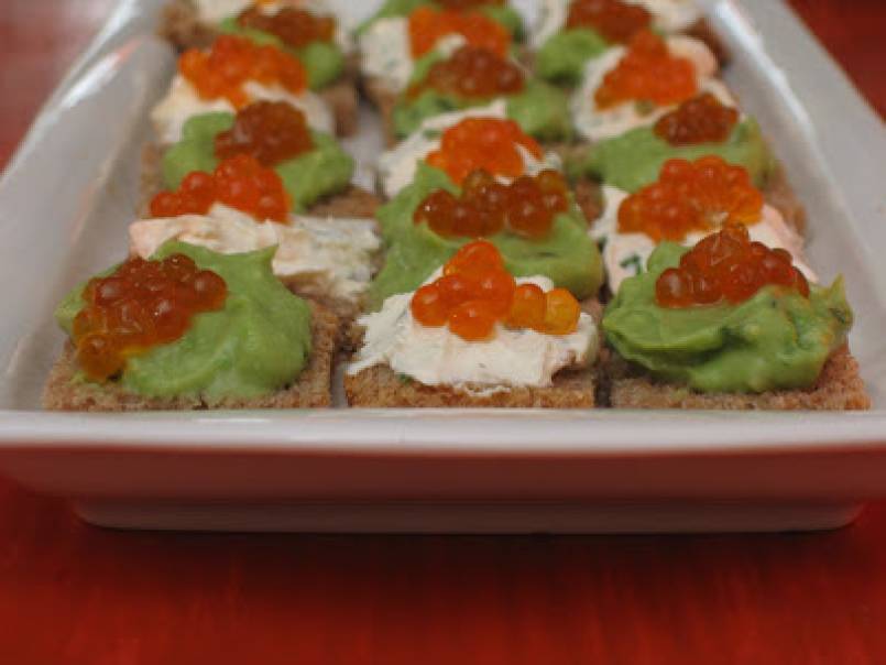 Canapés d'oeufs de saumon à l'avocat & au fromage frais