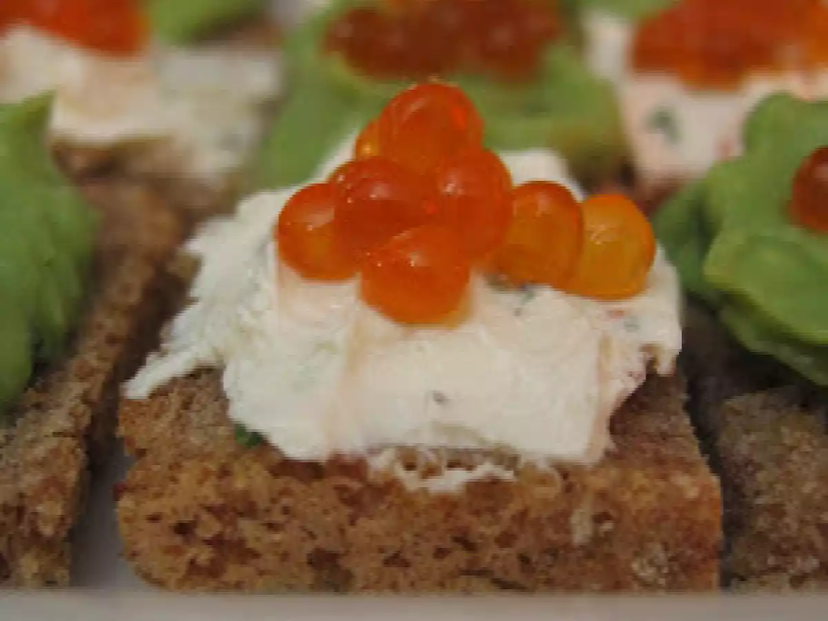 Canapés d'oeufs de saumon à l'avocat & au fromage frais - photo 2