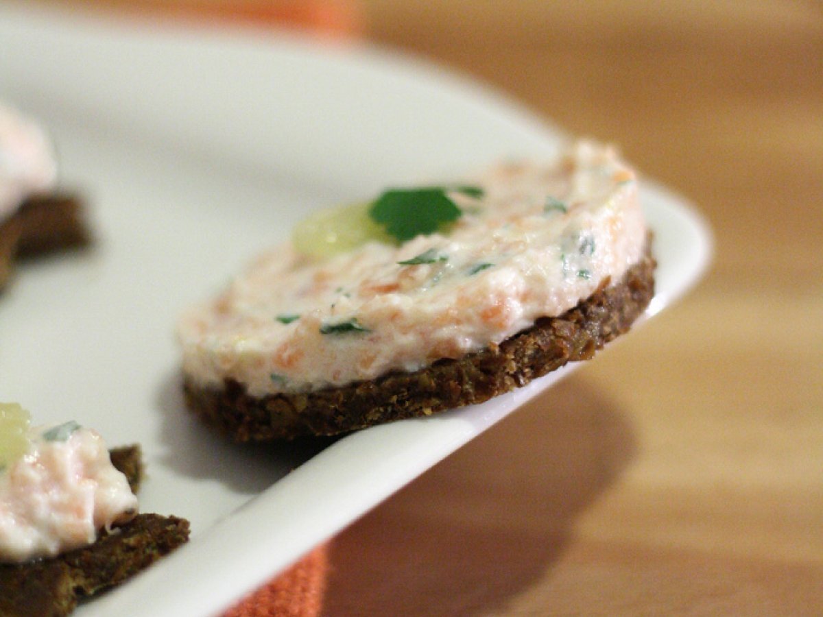 Canapés de pumpernickel à la mousse de saumon fumé - Recette Ptitchef