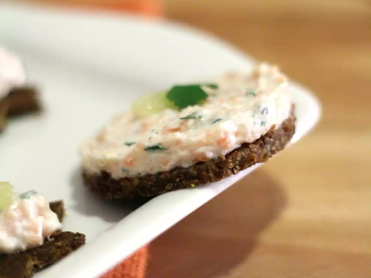 Canapés de Pumpernickel à la mousse de saumon fumé - photo 2