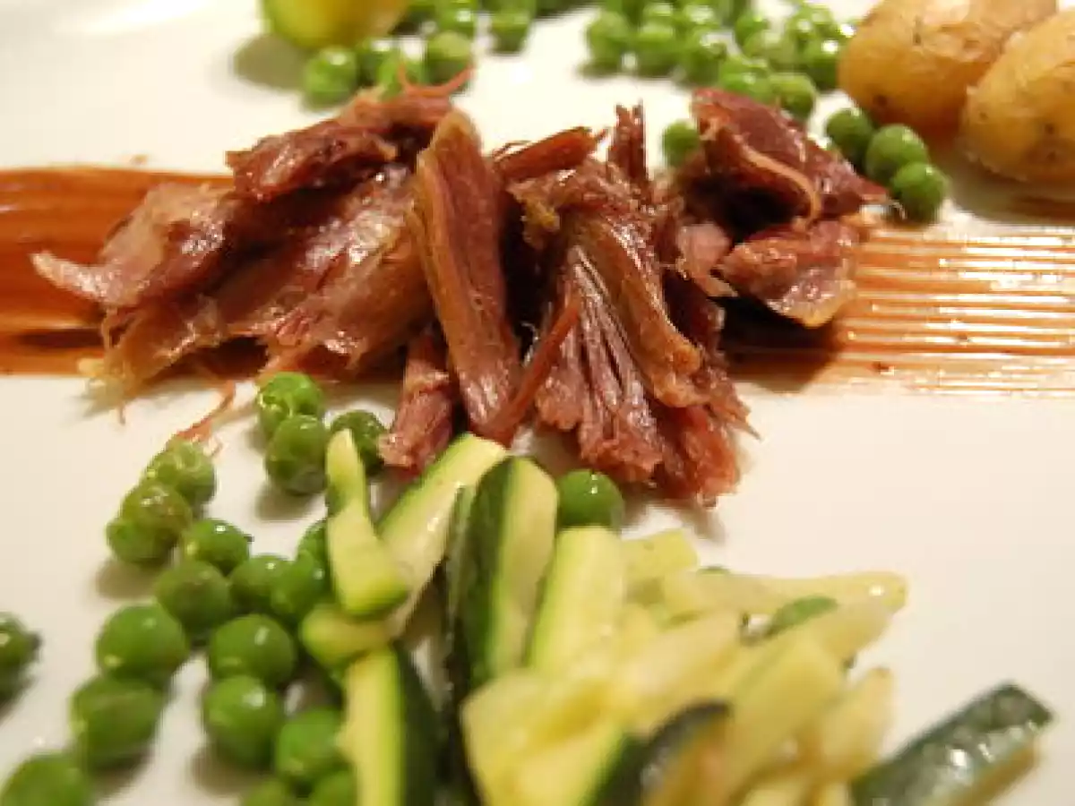 Canard confit, légumes verts croquants et sauce vinaigrée au cacao amer - photo 3