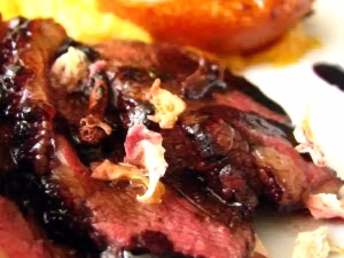 Canard, sauce du feux du Bengale, purée de patates douces et poires au beurre