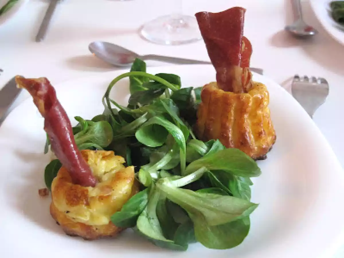 Cannelés au Crottin de Chèvre-Ciboulette et Trompettes de Coppa