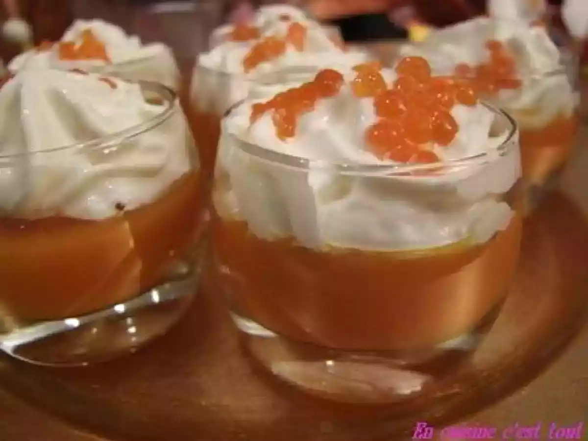 Cappuccino de courge muscade aux oeufs de saumon: amuse-bouche pour les fêtes