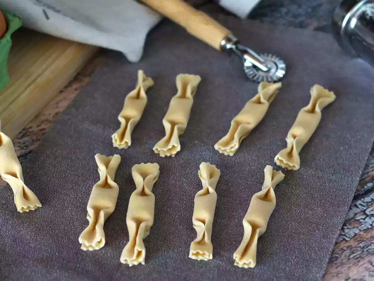 Caramelle, les ravioli en forme de bonbons, farce au potiron et à la ricotta - photo 2