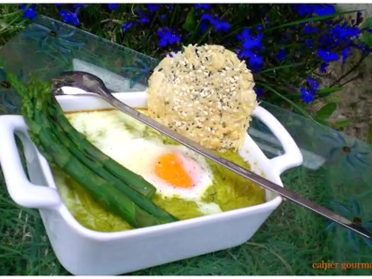 Caresse d'asperges vertes et son oeuf cocotte, tuile de parmesan au sésame et pavot