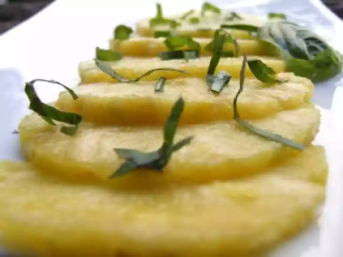 Carpaccio d'ananas au basilic
