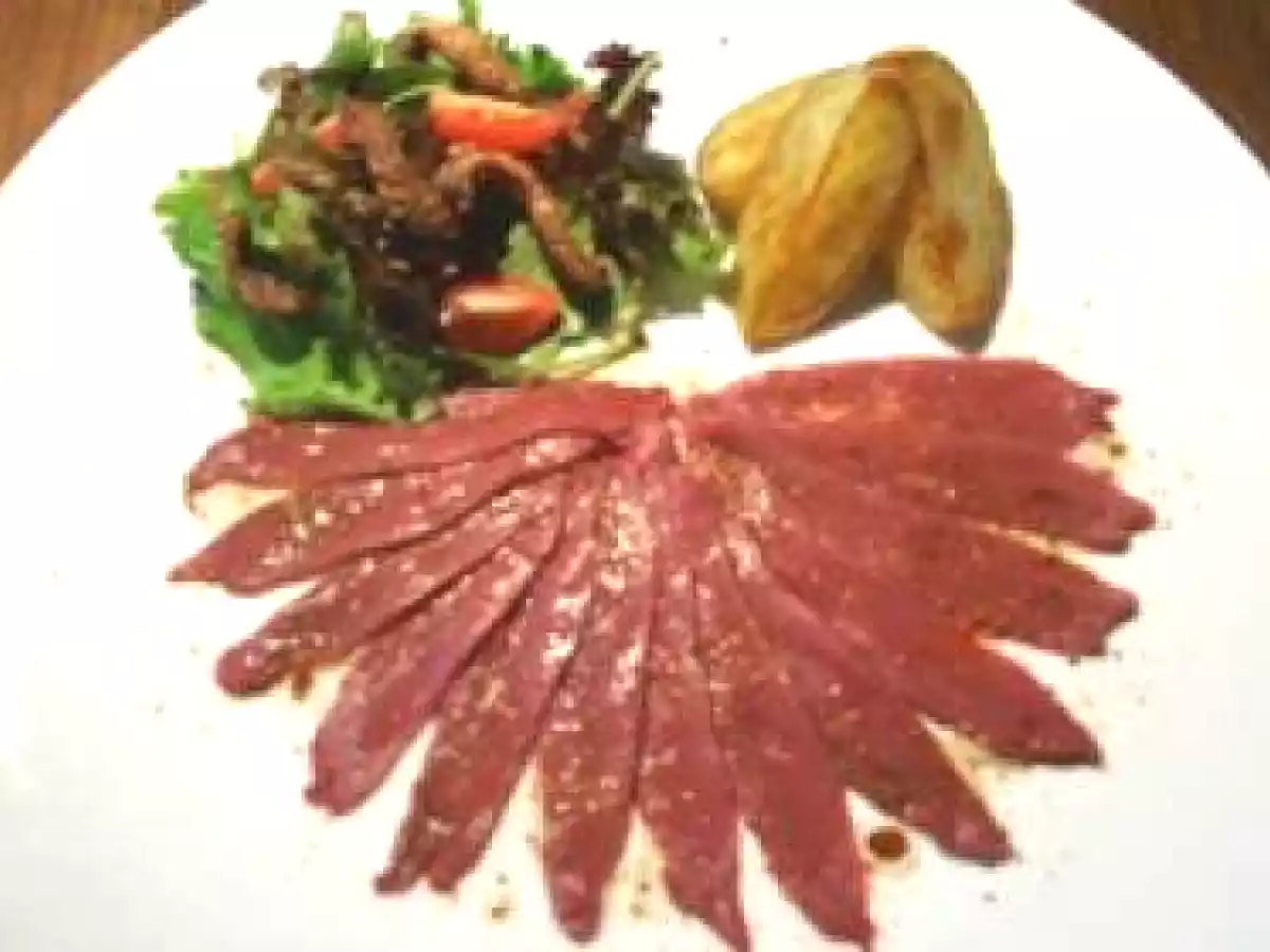 Carpaccio de canard au piment d'Espelette et pommes sautées...